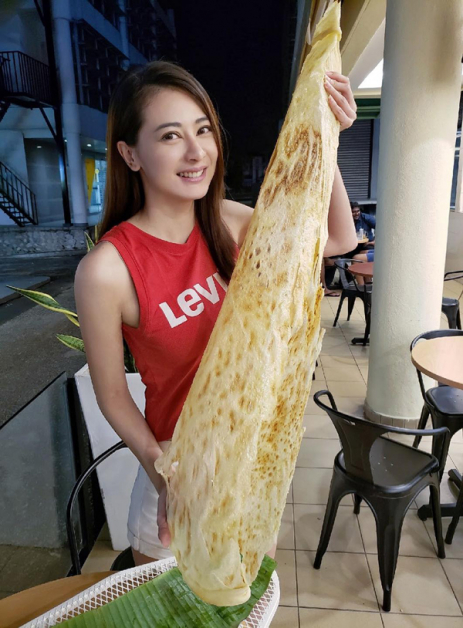 刘芷希回马后在社交平台与海外粉丝分享纸巾煎饼（Roti Tisu）！