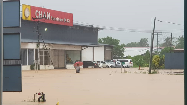 连绵大雨导致部分地区水灾，民众无法上班。