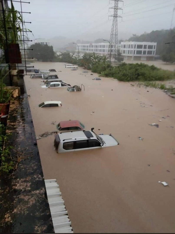 突如其来的水灾导致许多汽车浸泡在水中，无法移走。