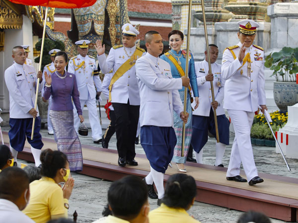 提帮功王子（中）14日向泰国民众挥手。
