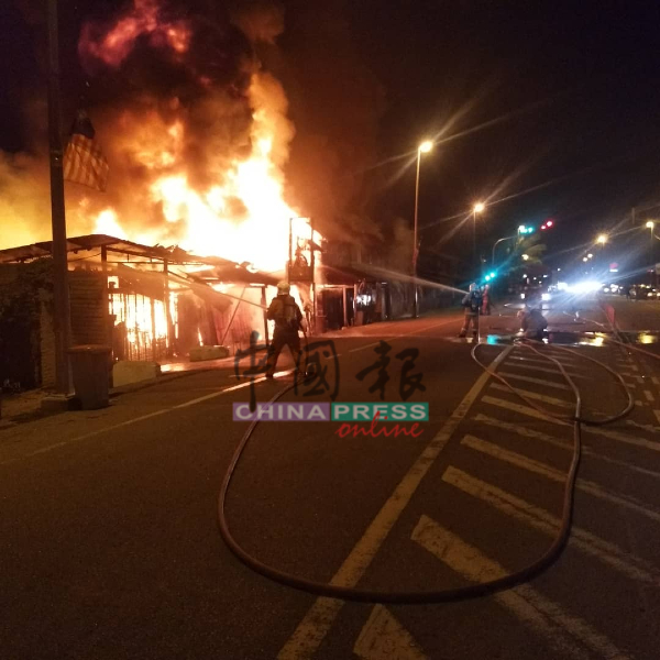旺梨市镇的8间老店屋遭火神光顾，被烧成废墟。