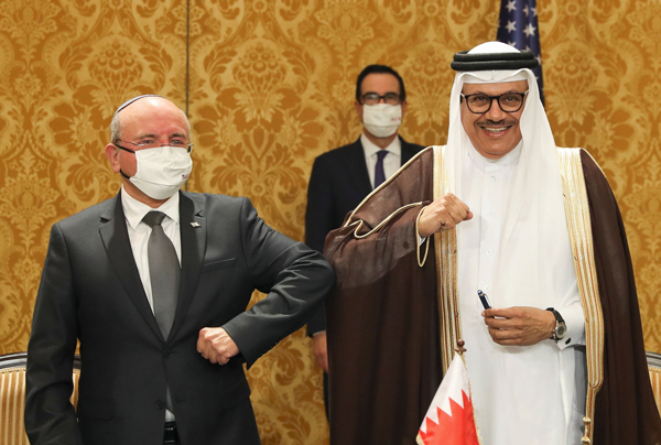 巴林外交部长扎耶尼（右）与以色列国家安全委员会负责人沙巴特周日签署联合公报后，互碰手肘代替握手， 以示友好问候。（法新社）