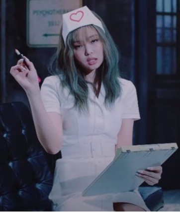 BLACKPINK推出《Lovesick Girls》MV，其中Jennie以一身护士服造出镜，引起争议。此MV点击率已破一亿。