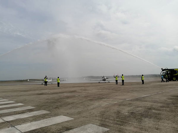 为新飞机举行的洒水仪式。