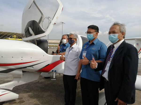 莫哈末苏菲（右起）、莫哈末亿万、瓦希德及罗斯里在新飞机前交流。