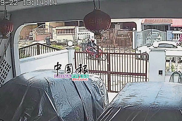 闭路电视录影显示，两名男子骑摩哆经过黄文铭住家，再掉头丢红漆。