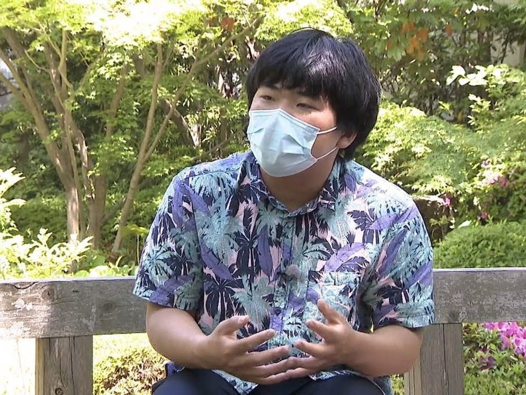 这名17岁少年接受访问。