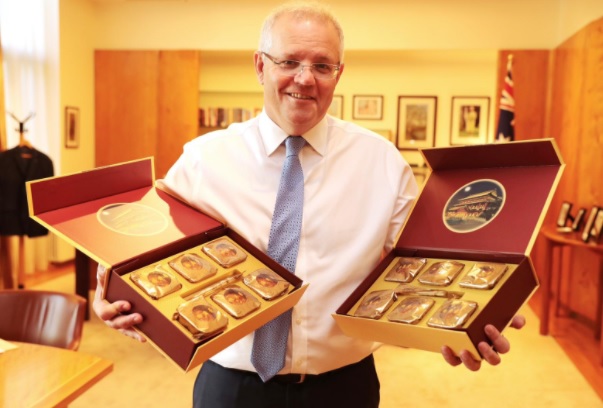澳洲总理莫里森手中捧着2盒月饼。