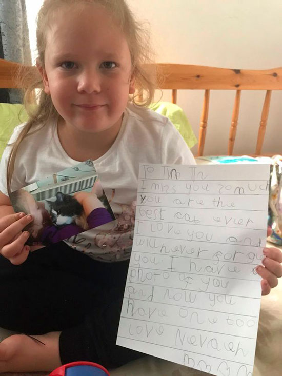 妮薇亚展示她写给“叮叮”的信，手里拿着她和“叮叮”的合照。