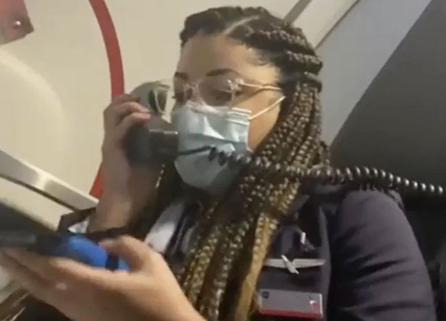 美国航空公司空姐萝丝在最后一趟值勤航班上，哽咽向同事及旅客广播道别。