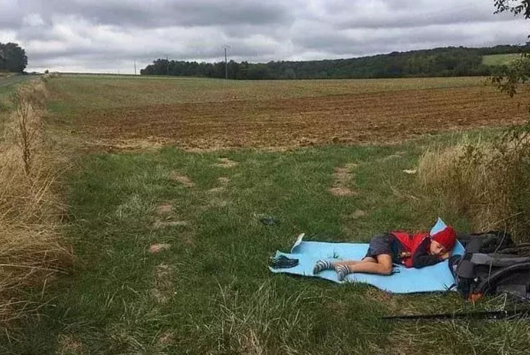 考克斯躺在草地上休息。