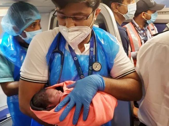 机组人员抱着男婴。