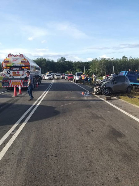 淡马鲁通往马口第24公里处发生轿车和罗厘碰撞意外。