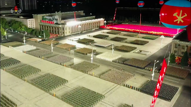 朝鲜领导人金正恩周六出席出席阅兵式。（法新社）