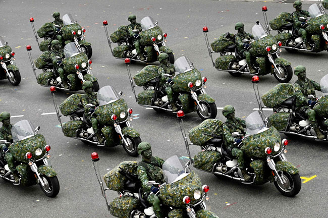 台湾宪兵快速反应连在庆典上进行车队操演。（法新社）