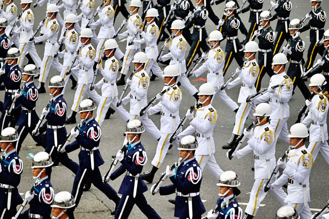 台湾军方仪仗队在台北总统府前表演。（法新社）