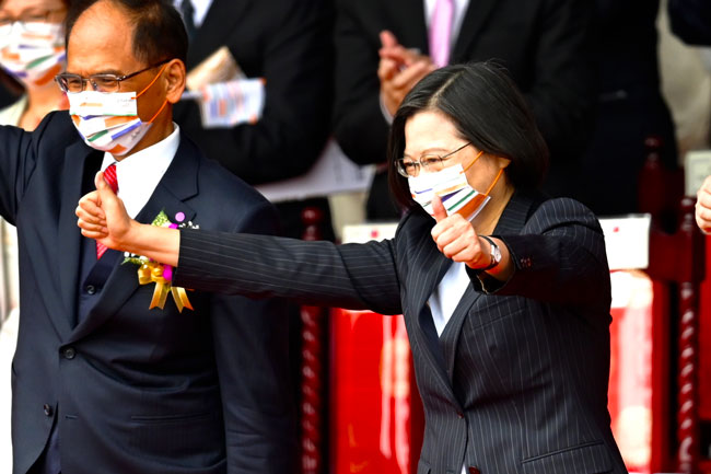 台湾总统蔡英文（右）在庆典上，双手举起大拇指。（法新社）