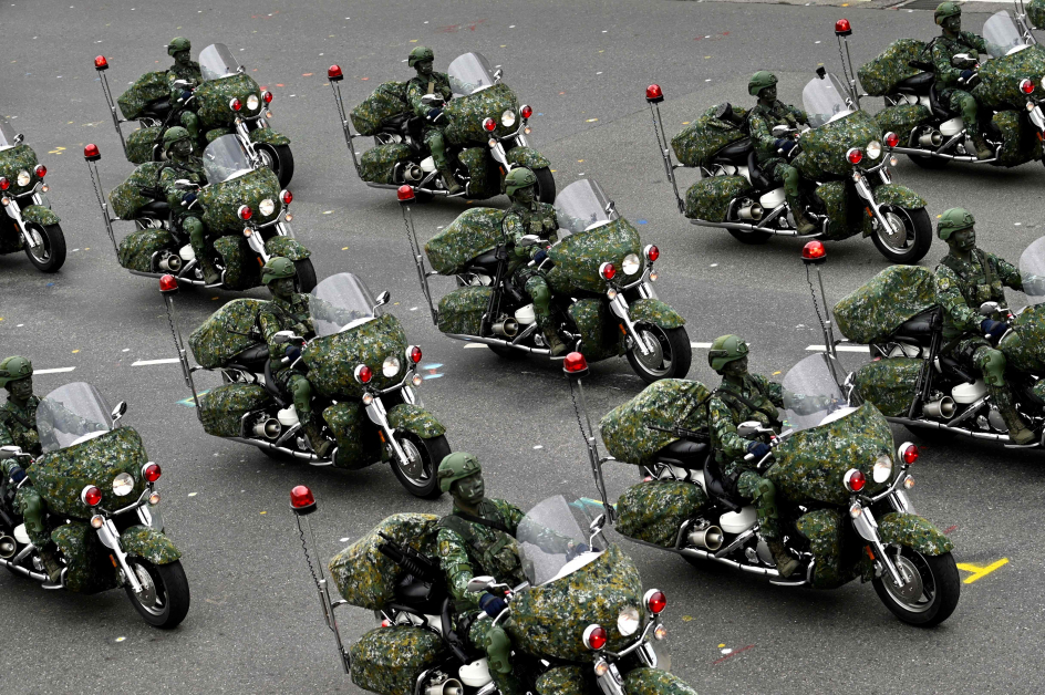 台湾军警表演。