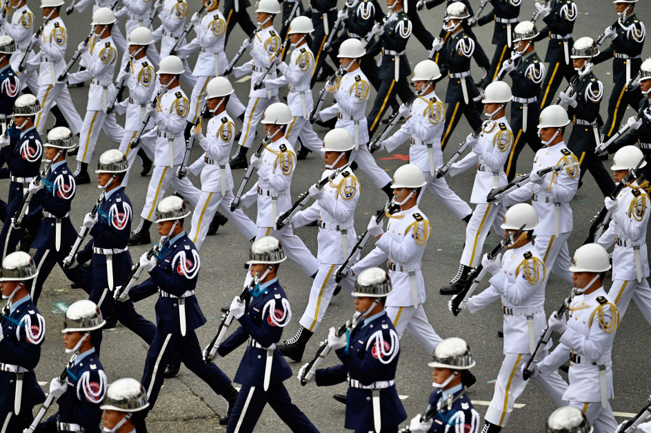 台湾仪仗队在台北总统府前表演。