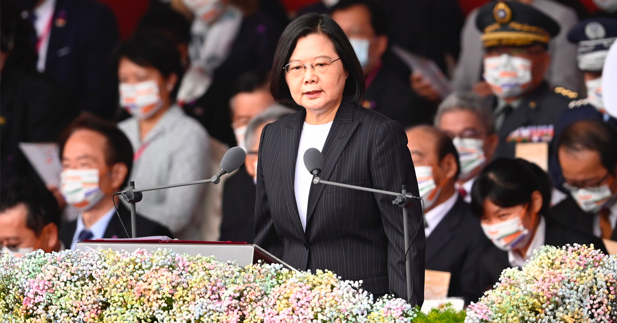 台湾总统蔡英文（中）周六在台北总统府前发表演说。