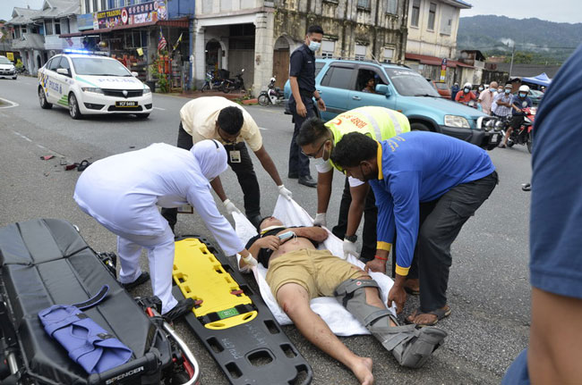 救护人员准备将伤者送往医院治疗。