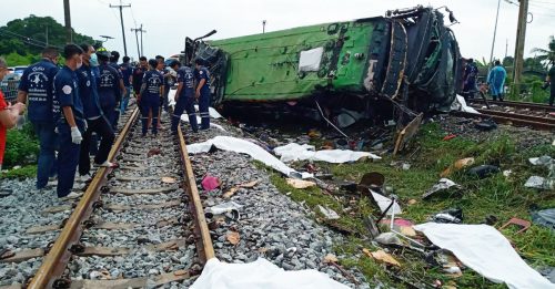 曼谷火车直撞巴士 直接削顶20死30伤