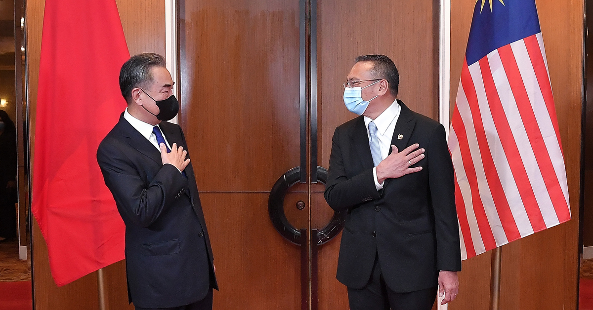 希山慕丁（右）与到访的中国国务委员兼外交部长王毅举行会谈。
