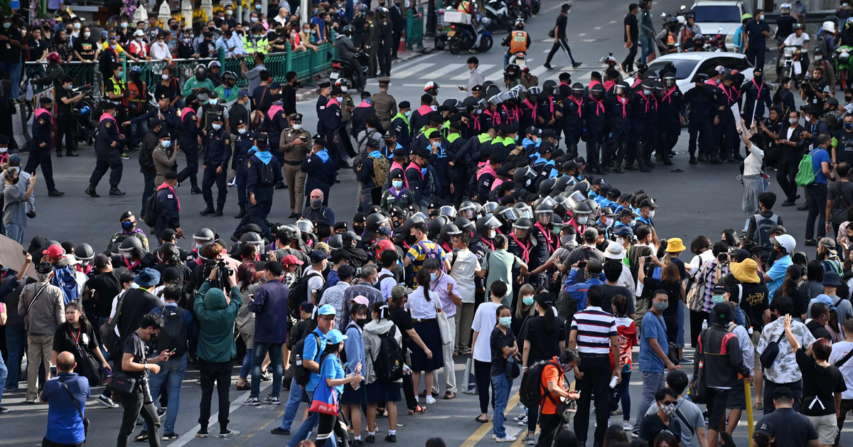 示威者无视禁令，周四仍前往曼谷市中心的叻巴颂路口集会。（法新社）
