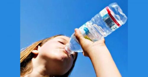 用同一塑料瓶饮水1年 10岁女童湿疹发作兼性早熟