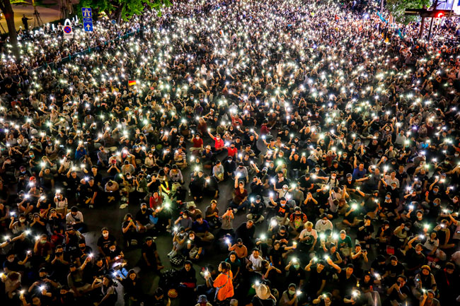 大批示威者周四无视禁令，在曼谷闹区叻巴颂路口集结。（欧新社）