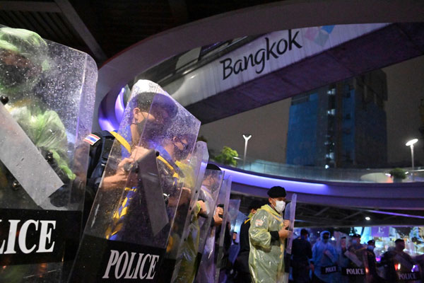 全副武装的防暴警察向示威者推进。