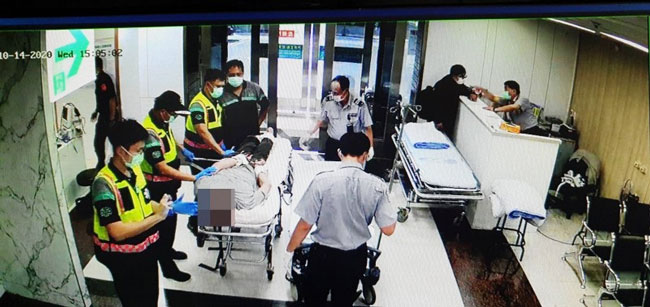 吴男被警消人员已束带捆绑，并陪同戒护至彰化医院。