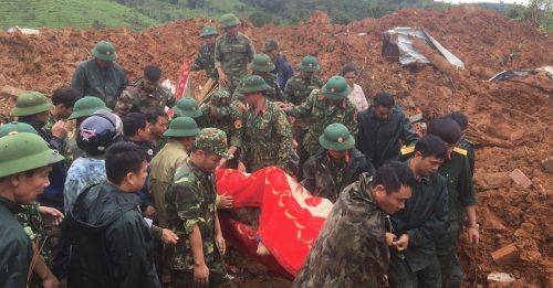 越南豪雨成灾  山泥倾泻淹埋军营10死12失踪