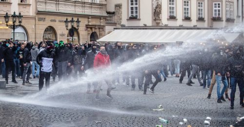 抗议政府防疫限制 布拉格爆警民冲突