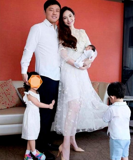 吴佩慈与中国富商纪晓波育有2子2女。