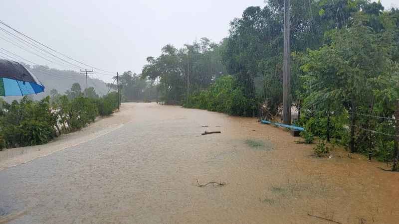 斗亚兰县部分道路淹水。