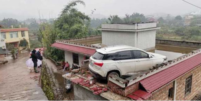 轿车冲到屋顶上。