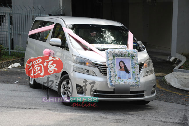 萧芷欣的灵车用她生前最爱的粉红色作装饰。