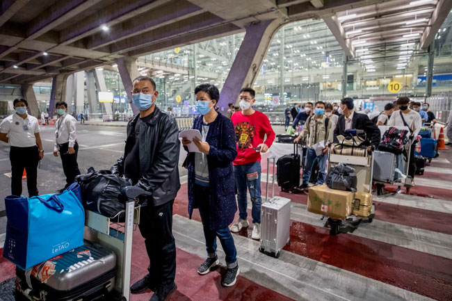 来自上海的旅客周二抵达泰国素旺那普国际机场。（美联社）