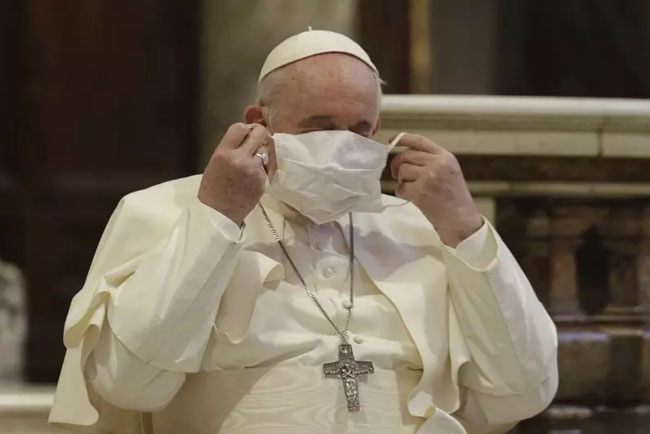 “环球时报”报导梵中可望续签主教任命临时性协议，图为教宗方济各20日戴上口罩。
