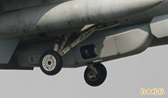 外部传感器吊舱挂在F-16战机机腹中线位置。（自由时报档案照）