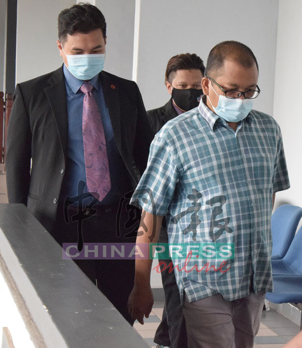 被告海鲁丁纳迪荣（右）贿赂罪成，被判坐牢14年兼罚款34万1000令吉。