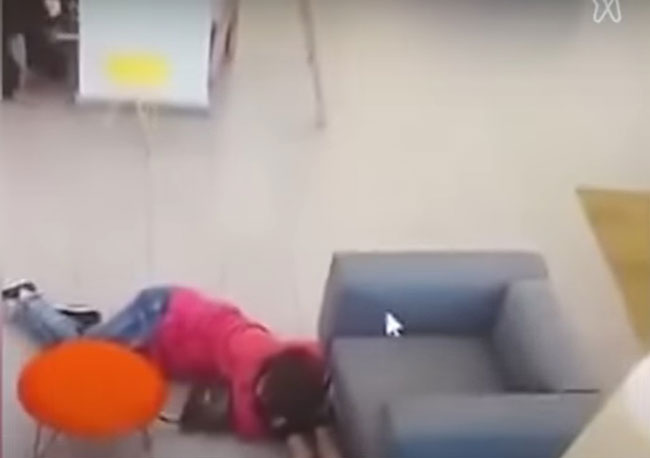 银行的监控电视录像显示，有人趴在地上。
