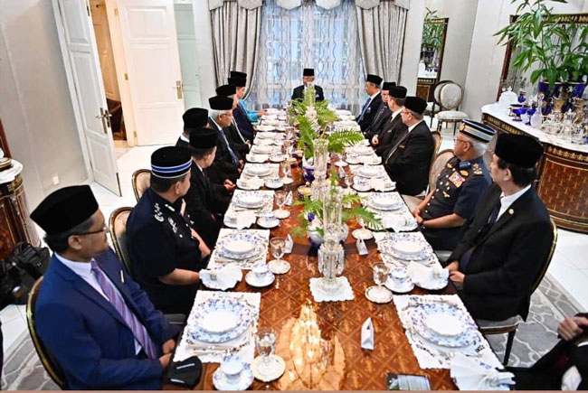 蘇丹阿都拉與多名內閣成員共進晚餐。