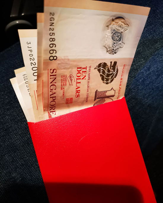 德士司机上载好心乘客给他的100元红包，以感谢他送还爱马仕的袋子。