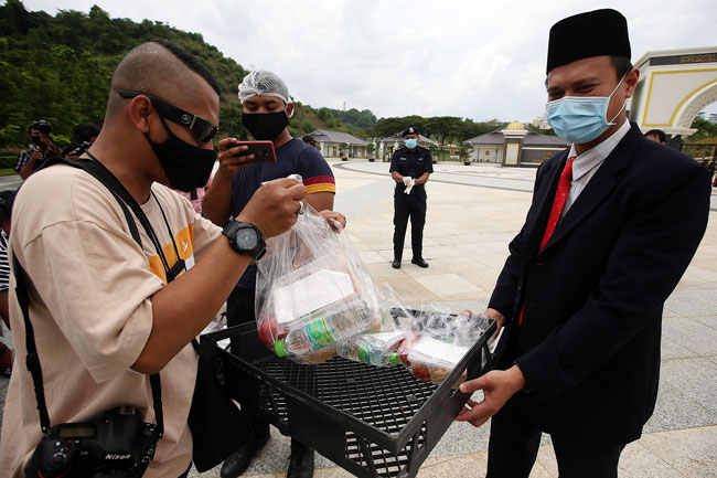 国家王宫工作人员派送午餐给媒体享用。