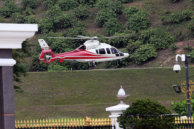 一架直升机降落在国家王宫庭院。