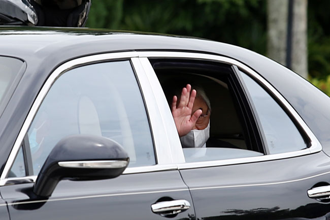 苏丹阿都拉陛下抵达国家王宫时，拉下车窗向媒体挥手