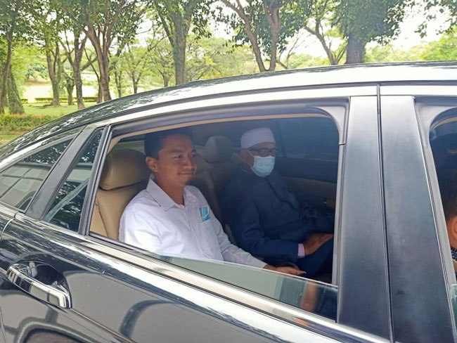 哈迪阿旺（右）今早也来到首相署。