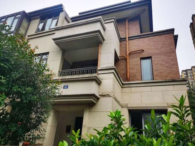中国宁波一栋价值679万元人民币的4层别墅，以1元起拍。